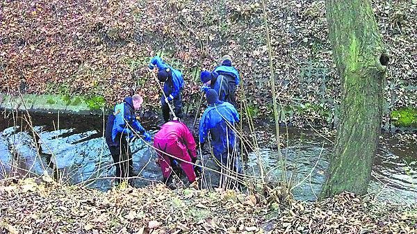 Kunratický potok, 6. 12. 2011: Jako první se našly ženiny ruce. Všiml si jich náhodný kolemjdoucí.