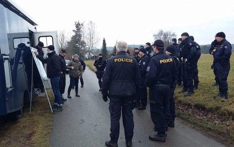 Vražednou zbraň a další stopy hledali i ve vodě.