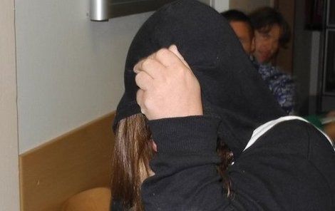 Vražedkyně si u soudu skrývala obličej.