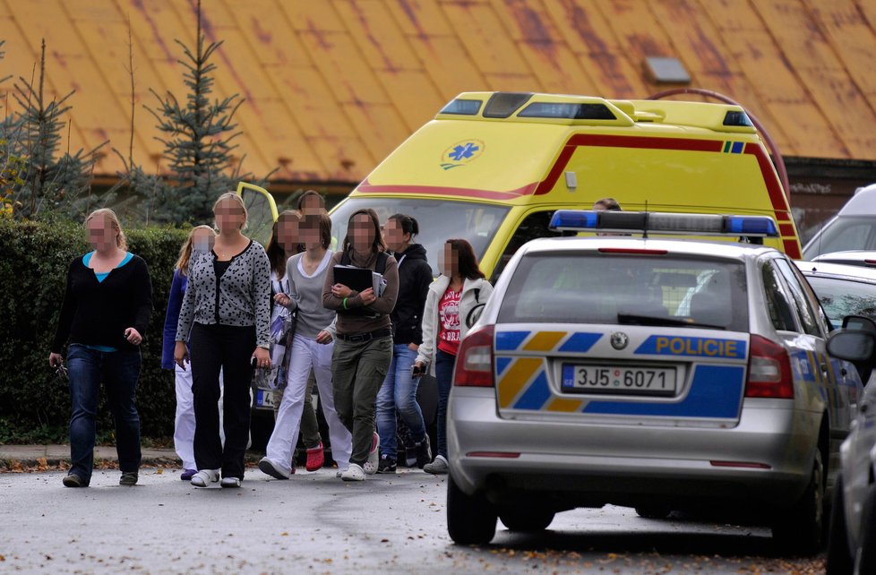 Policisté stíhali vražedkyni pro pokus vraždy a braní rukojmí.