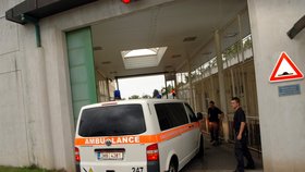 Matku, která na pravděpodobně Svitavsku zavraždila minulý týden čtyři děti, převezla dnes sanitka z Hradce Králové do Vazební věznice Brno.