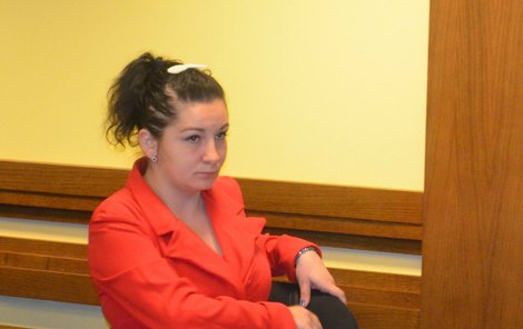 Veronika U. v soudní síni, kde si vyslechla podmíněný trest za zabití partnera.