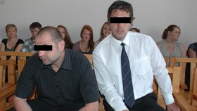 Otec Martin B. (vlevo) a syn Roman B. (vpravo) čelí u soudu obžalobě, že před očima dítěte ubili k smrti souseda.