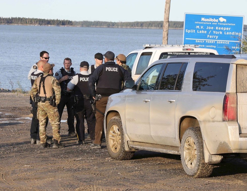 Desítky policistů pátralo po Kamu McLeodovi a Bryeru Schmegelskymu.