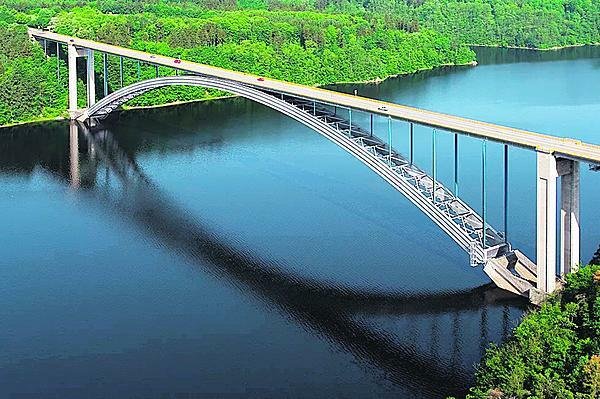 Žďákovský most, z nějž vrazi házeli mrtvoly do Orlické přehrady.