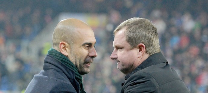 Kouč Pep Guardiola se zdraví se svým protějškem Pavlem Vrbou.