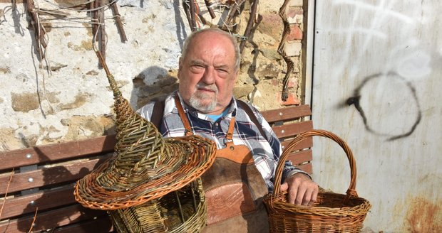 Kromě košíků plete František Vodička (73) i krmítka, která dají větší práci.