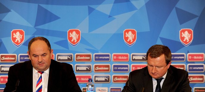 Miroslav Pelta a Pavel Vrba podepsali před novináři čtyřletý kontrakt.