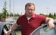 „Jedu do Teplic pro výhru!“ Pavel Vrba na parkovišti před plzeňskou kavárnou.