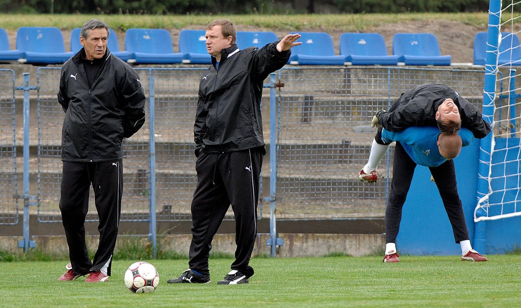 Pavel Vrba na prvním tréninku s asistentem Josefem Čalounem.