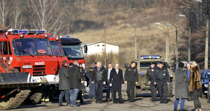 Sedm tisíc tun materiálu odvezly kamiony ze skladů ve Vrběticích.