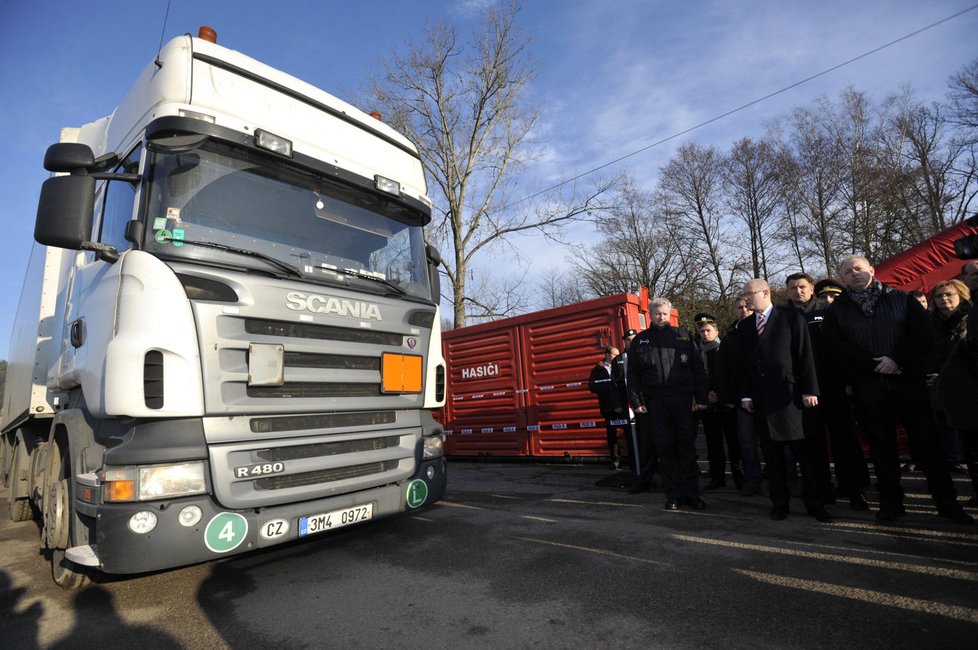 Sedm tisíc tun materiálu odvezly kamiony ze skladů ve Vrběticích. Poslední kamion odjel den před Štědrým dnem.