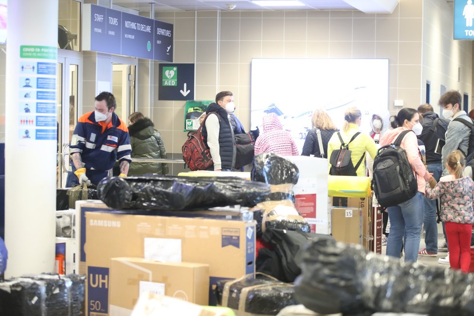 Čekání ruských diplomatů na odlet z Česka do Ruska (19. 4. 2021)