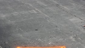 Pyrotechnikům se podařilo 6. prosince v areálu muničního skladu na Zlínsku odstranit dělostřelecký granát zaklíněný na střeše poškozené budovy (na snímku), ve které jsou uskladněny granáty.