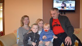 Rodina Vlastimila Jurčegy sledovala v televizi vývoj situace. Vpravo hlava rodiny s manželkou Petrou, dětmi a švagrovou.