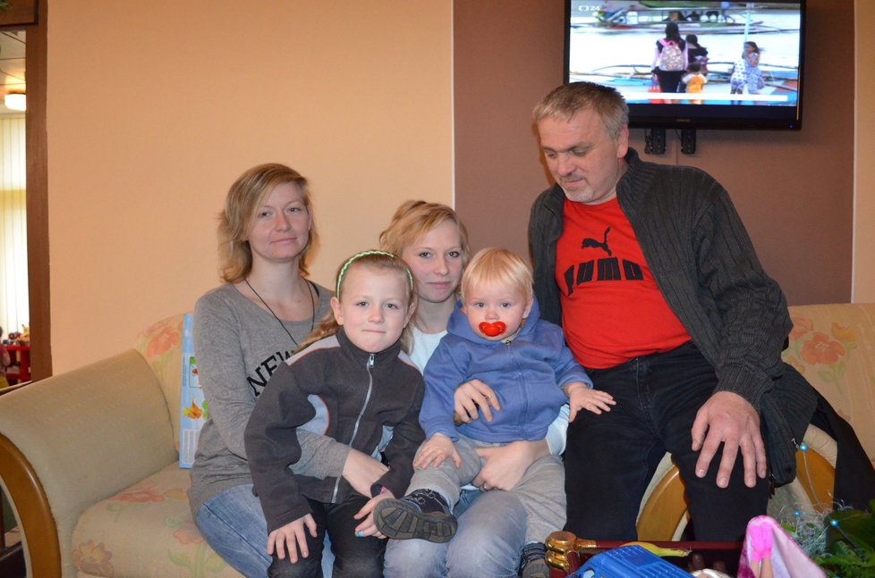 Rodina Vlastimila Jurčegy sledovala v televizi vývoj situace. Vpravo hlava rodiny s manželkou Petrou, dětmi a švagrovou.