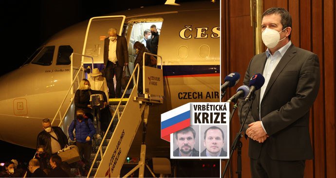 Češi vyhoštění z Ruska: Na letišti je vítal i Jan Hamáček (ČSSD; 19. 4. 2021).