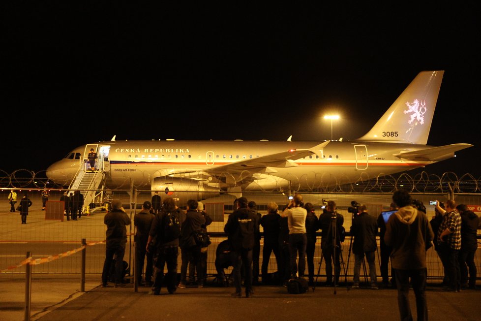 Přílet vyhoštěných Čechů z Ruska do Prahy (19. 4. 2021)