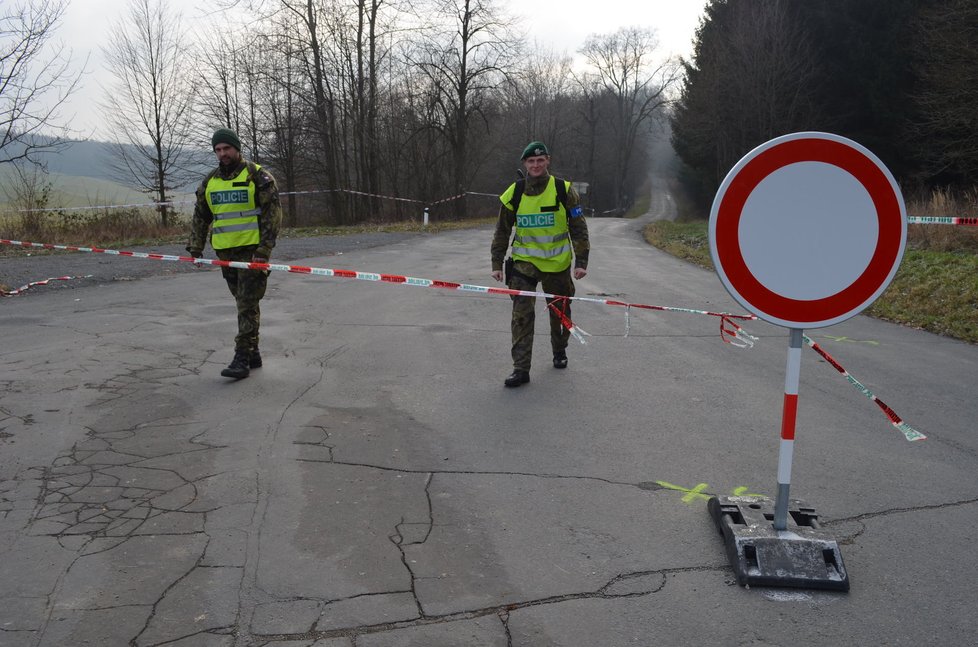 Vojenská policie přichází na křižovatku silnic, na kterou se po výbuchu nesmělo.