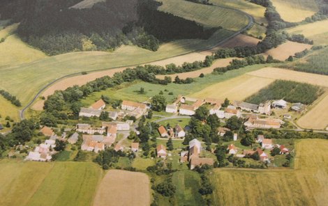Letecký snímek obce Vrbice.
