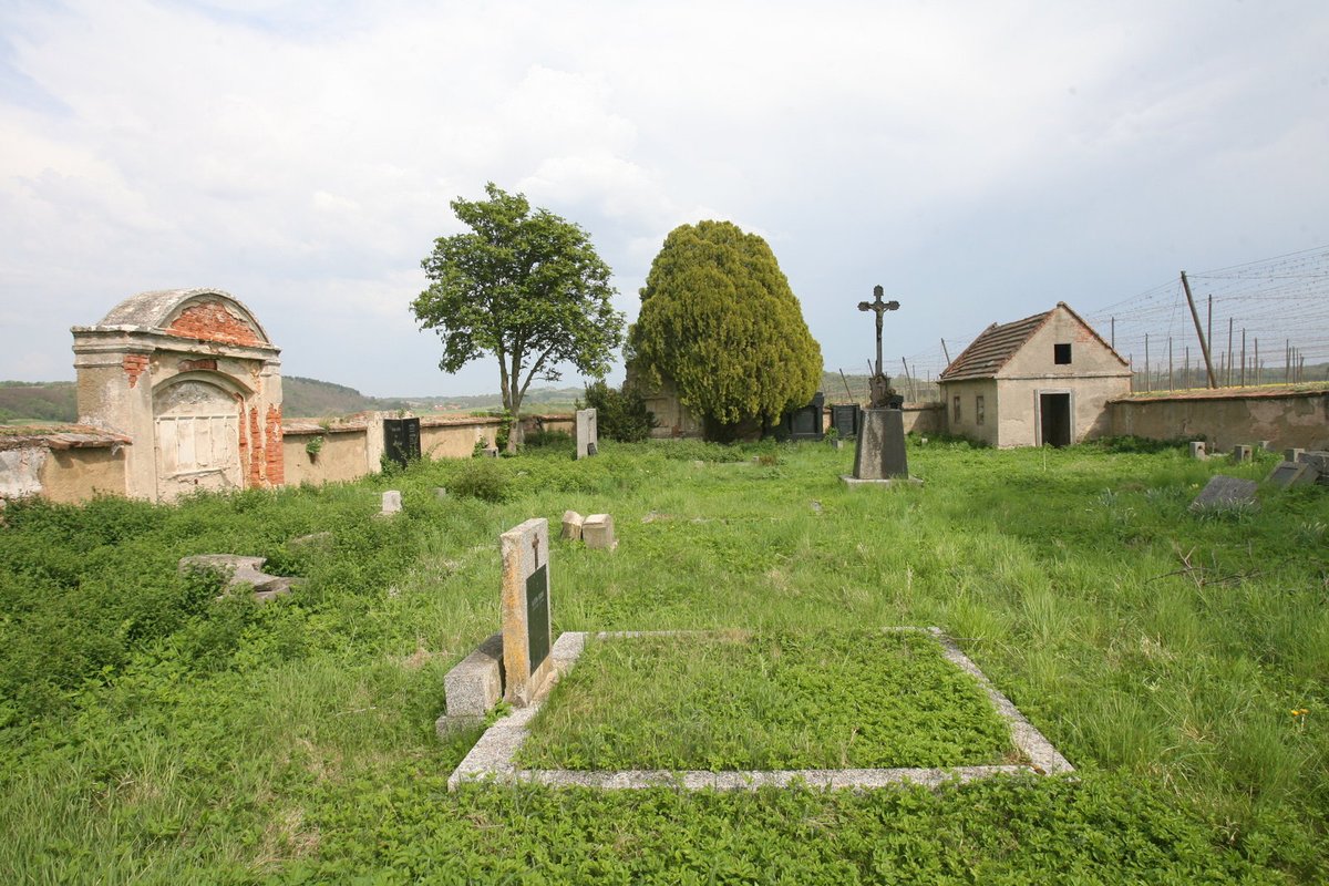 Hřbitov, kde už moc hrobů nezbylo. Skoro celá vesnice je totiž pohřbená. A právě tady mají mrtví skutečný klid…