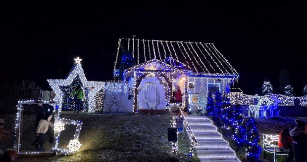 Vrbno pod Pradědem už rozzářil Vánoční dům Maika Stuchlíka.