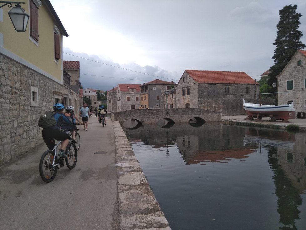 Přístavu Vrboska se přezdívá „Benátky Hvaru“