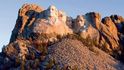 vrch Mount Rushmore s podobiznami předních osobností George Washingtona,Thomase Jeffersona, Theodora Roosvelta a Abrahama Lincolna