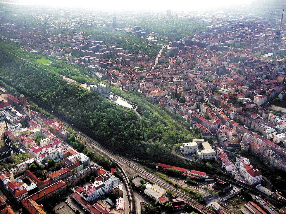 Takto dnes vypadá hora Vítkov, o níž se po vítězné bitvě husitů hovořilo jako o Žižkově hoře neboli tzv. Žižka Bergu.