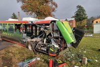 Ve Vrchlabí se srazil vlak s linkovým autobusem: Několik zraněných!