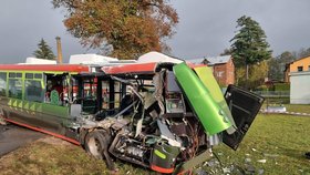 Ve Vrchlabí se srazil vlak s autobusem.