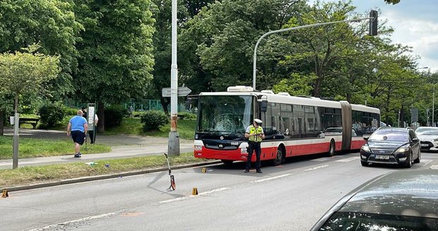 Policie shání svědky smrtelné nehody, k níž došlo v Čelákovicích. Autobus tam usmrtil chodce. (ilustrační foto)