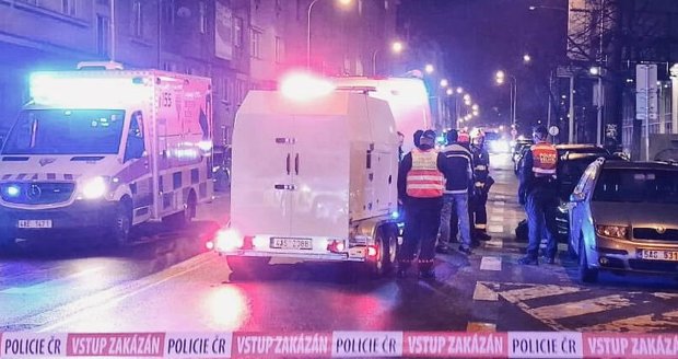 Policisté uzavřeli na tři hodiny ulici Vrchlického. Muž tam na dopravní značku připevnil zařízení, tvrdil, že bouchne. (19. března 2023)