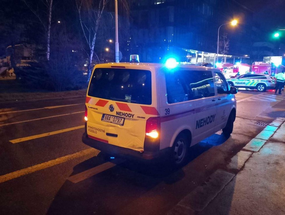 Policisté uzavřeli na tři hodiny ulici Vrchlického. Muž tam na dopravní značku připevnil zařízení, tvrdil, že bouchne. (19. března 2023)