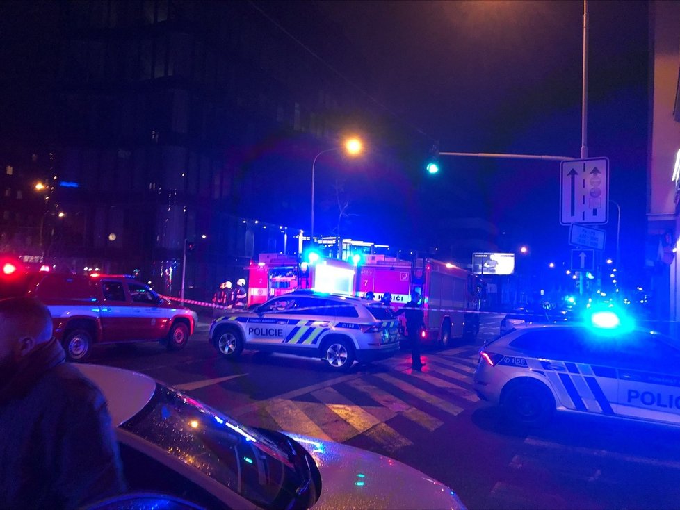 Uzavřená ulice Vrchlického v Praze: Muž na dopravní značku něco přidělal, policistům řekl, že to vybouchne. (19. března 2023)