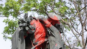 Pomník ve Vrchlického sadech terčem rudého vandalismu: „Pachateli hrozí vězení,“ uvedla policie