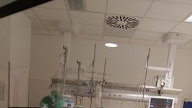 Pracoviště Anesteziologicko-resuscitační kliniky ve Fakultní nemocnici u sv. Anny. Zde se na speciálních přístrojích léčí pacienti s nejtěžším průběhem Covid-19.