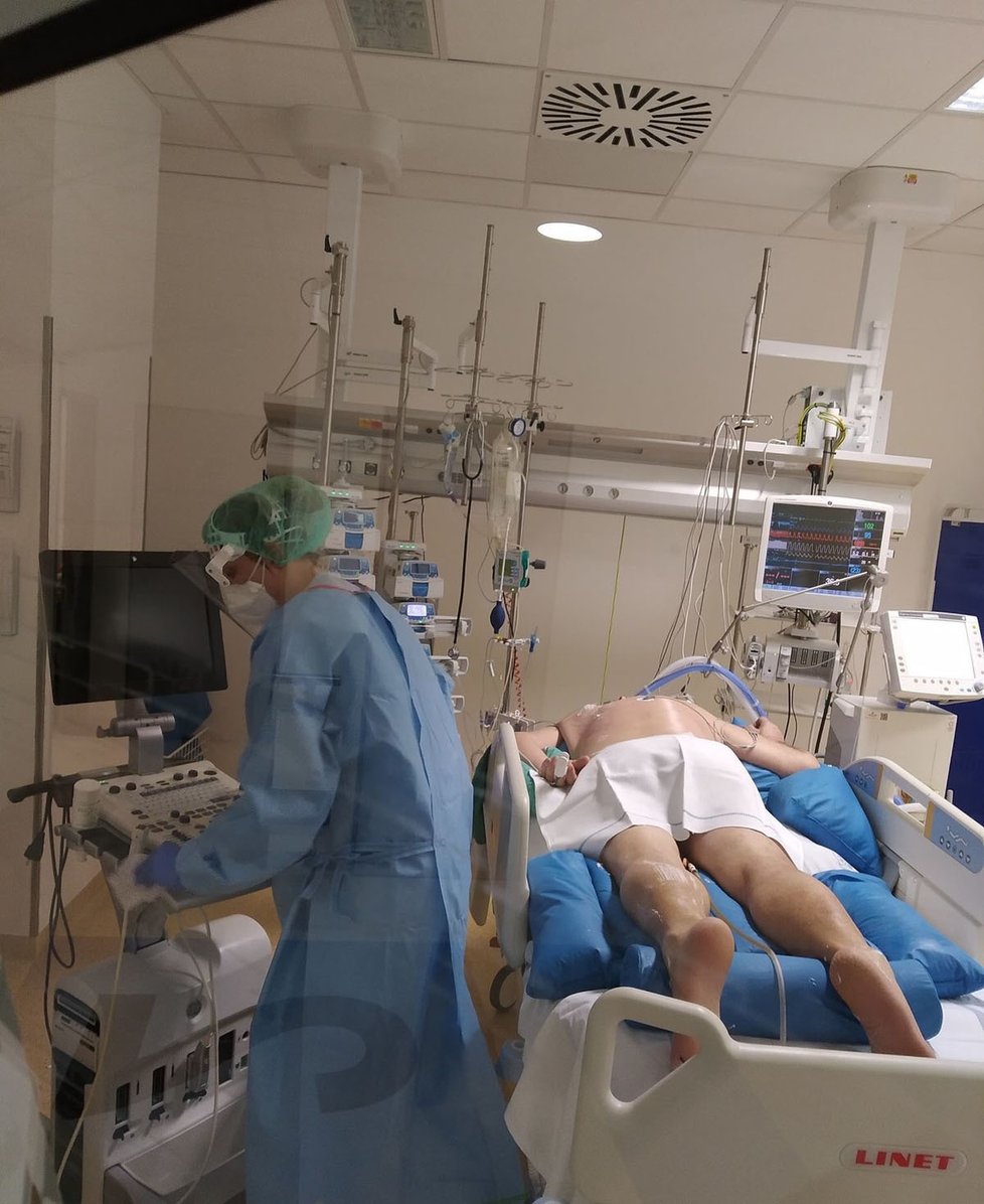 Pracoviště Anesteziologicko- -resuscitační kliniky ve Fakultní nemocnici u sv. Anny. Zde se na speciálních přístrojích léčí pacienti s nejtěžším průběhem covid-19.