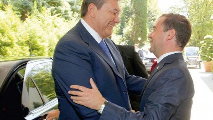 Vřelé přivítání. Viktor
Janukovyč (vlevo) před
schůzkou s Dmitrijem
Medveděvem věřil
v kompromis