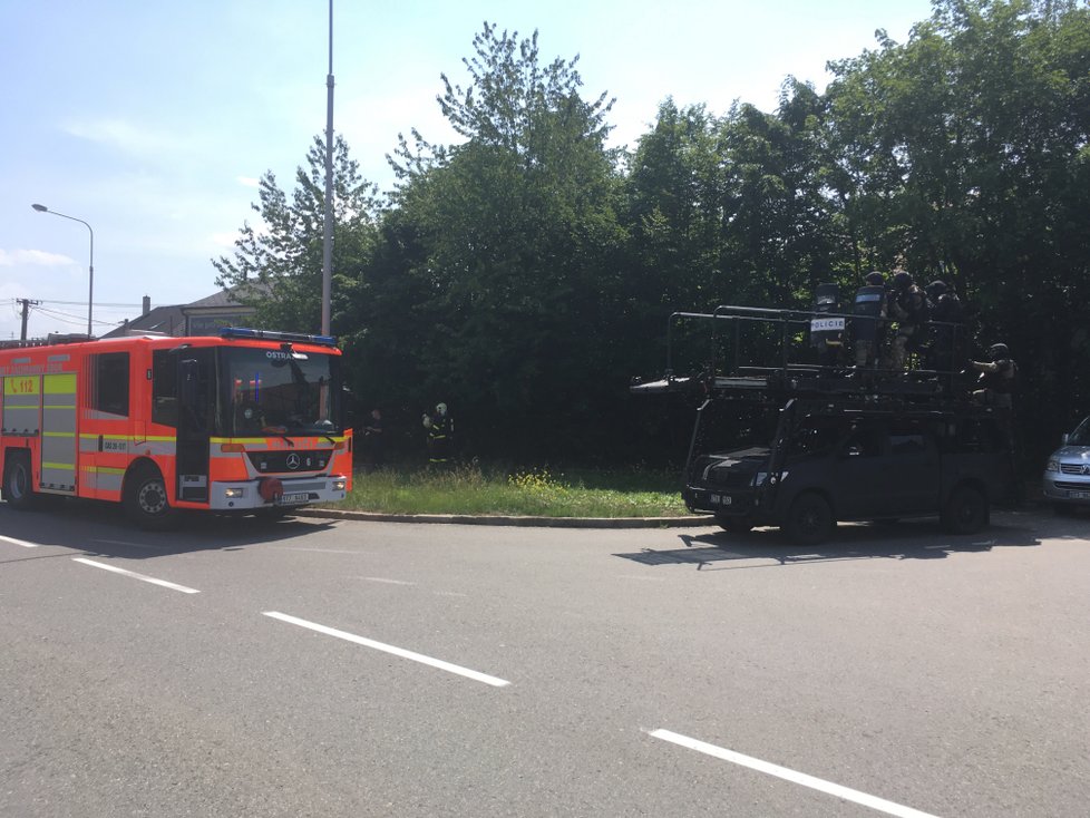 Vřesina na nohou! Šílenec vyhrožoval výbušninou a mířil na policisty!