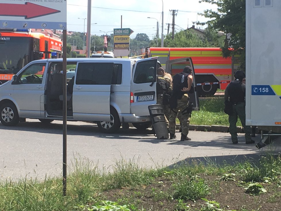 Vřesina na nohou! Šílenec vyhrožoval výbušninou a mířil na policisty!