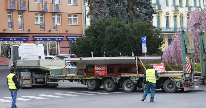 V Karlových Varech stěhovali mísu pro nové venkovní Vřídlo.