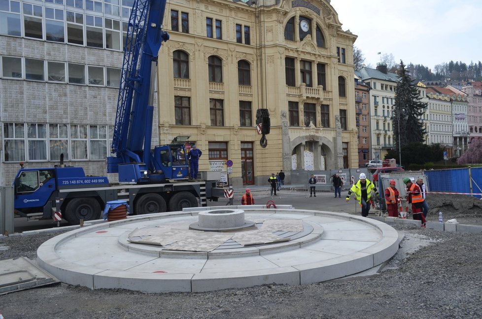 V Karlových Varech stěhovali mísu pro nové venkovní Vřídlo.