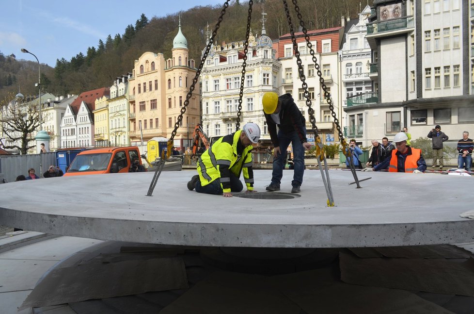 V Karlových Varech stěhovali mísu pro nové venkovní Vřídlo.