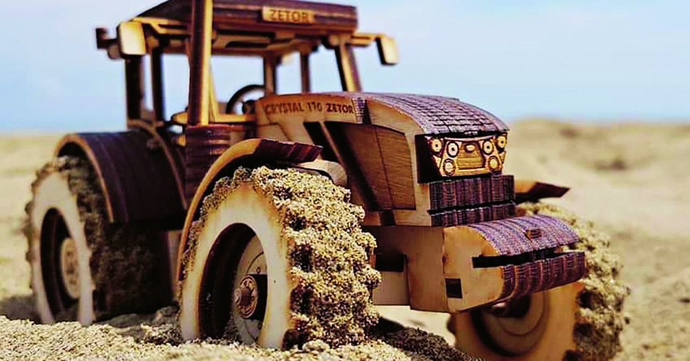 Stavebnice Vrky: Jede traktor, je ze dřeva, jede orat na písek!