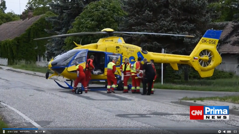 Ženu do nemocnice transportoval vrtulník