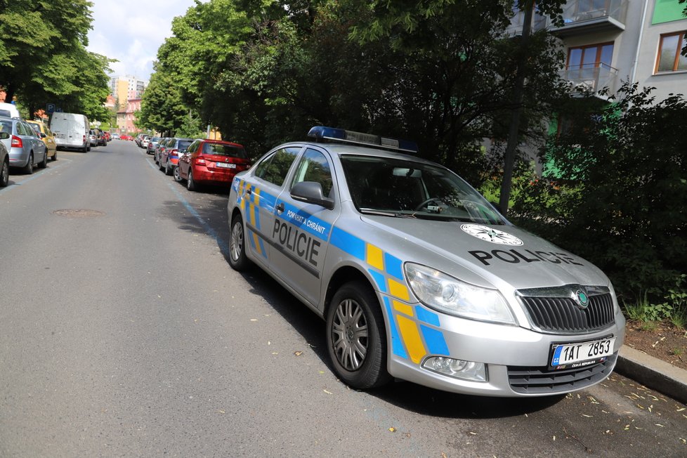 V pražských Vršovicích došlo v neděli ráno v úmrtí kojence, pražští kriminalisté vyšetřují okolnosti tragédie.