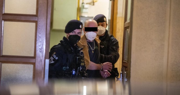 Se zbraní v ruce se rozhodl řešit sousedský spor jeden z obyvatel domu v pražských Vršovicích. Na souseda během hádky vytáhl nůž a pobodal ho. Podezřelému hrozí až desetiletý trest.