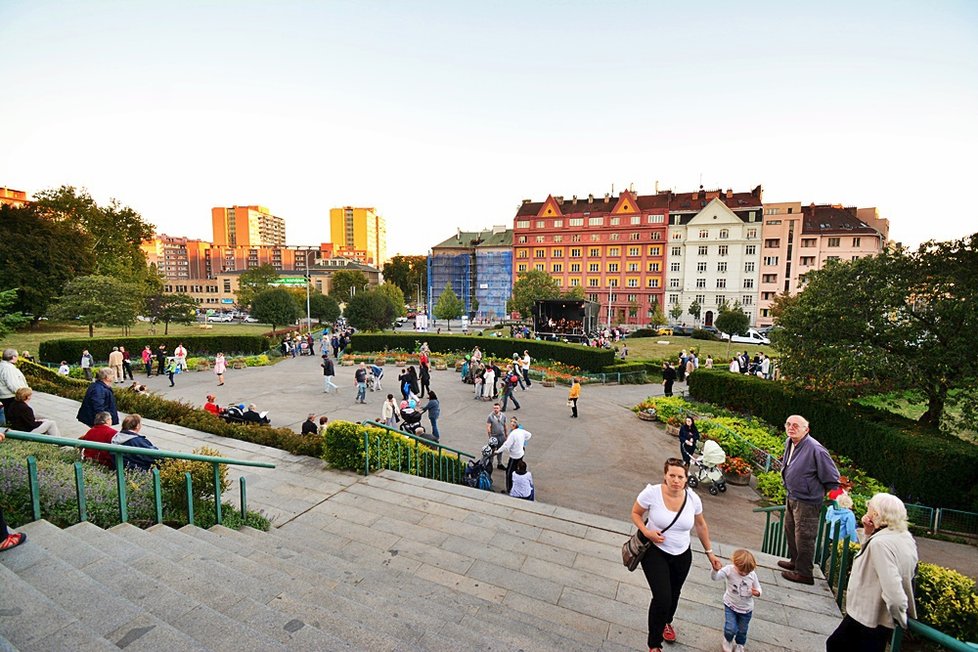 Svatováclavský průvod s koňmi po Vršovicích