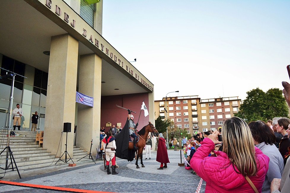 Svatováclavský průvod s koňmi po Vršovicích